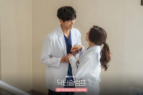 低谷医生,揭秘心理困境中的医疗守护者